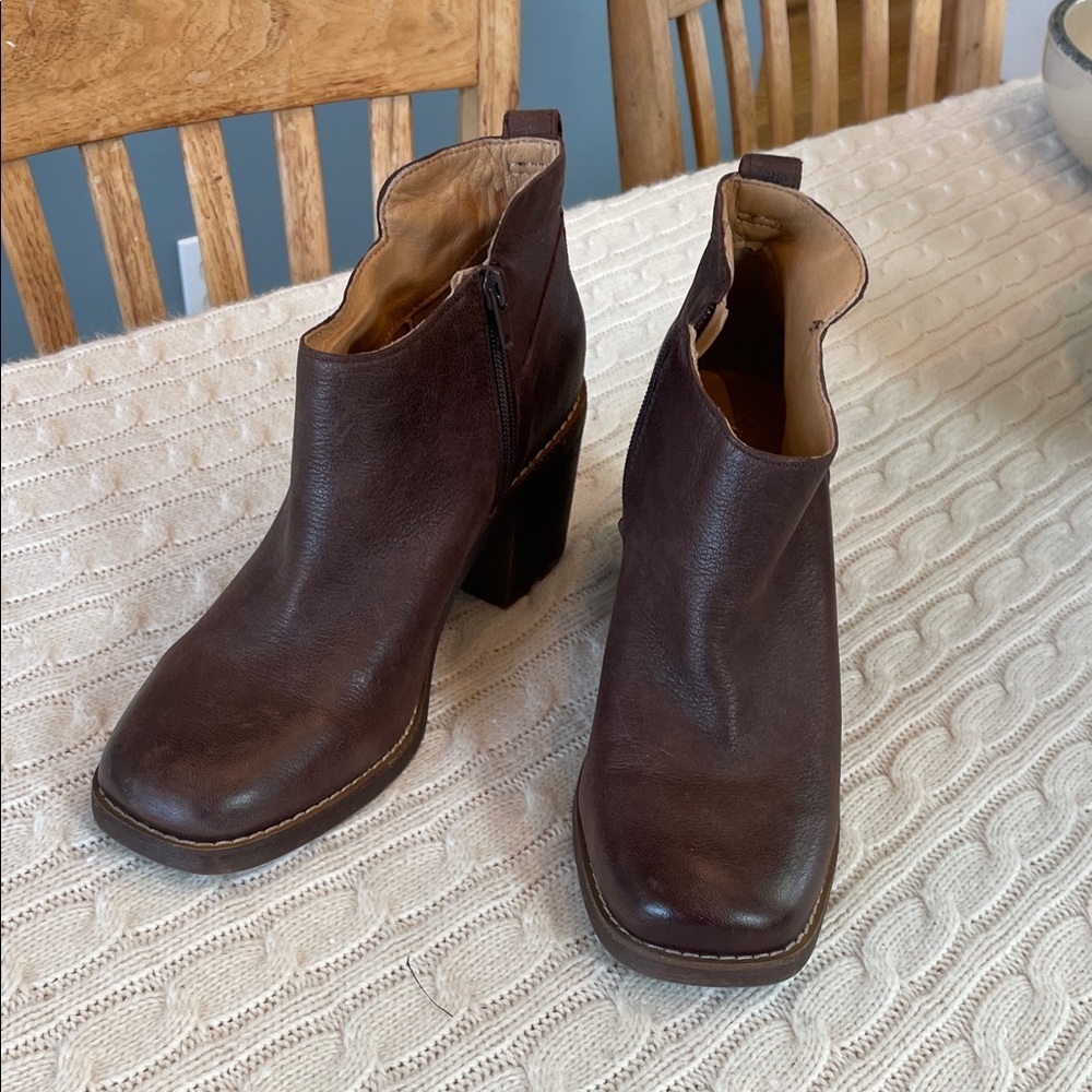 Crown Vintage 9 Y2K brown leather square toe chunky heel boots inside ankle zip
